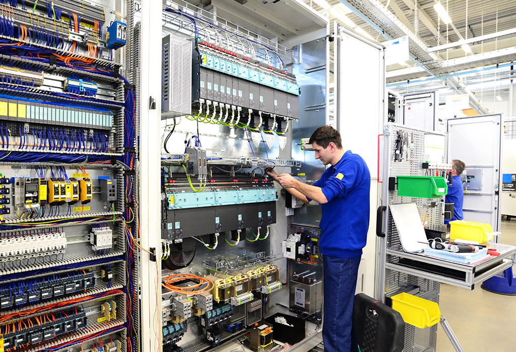 Operario realizando una automatización de sistema