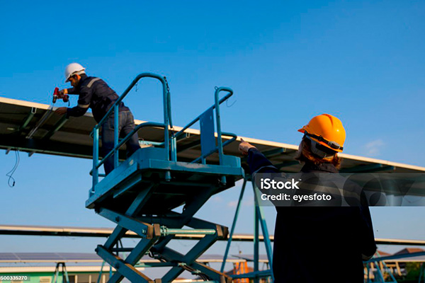 Operario realizando instalación eléctrica industrial
